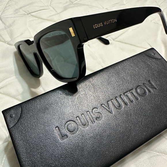 New Authentic 100% Q
Z1496E
IV Escape Square
Sunglasses - Picture 9 of 16